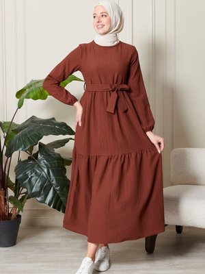 Kahve Rengi Kolu Lastikli Belden Kuşaklı Elbise
