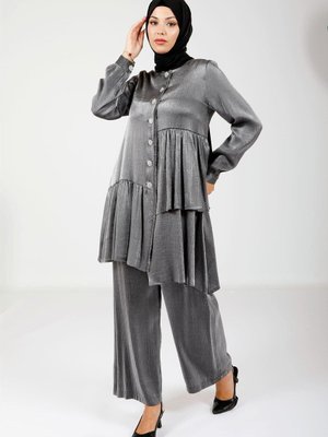 Siyah Düğmeli Katlı Rahat Kesim Pantolon Ve Bluz Takım Siyah Düğmeli Katlı Rahat Kesim Pantolon Ve Bluz Takım
