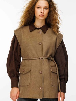 Düğme Detaylı Sütlü Kahve Kaşe Yelek