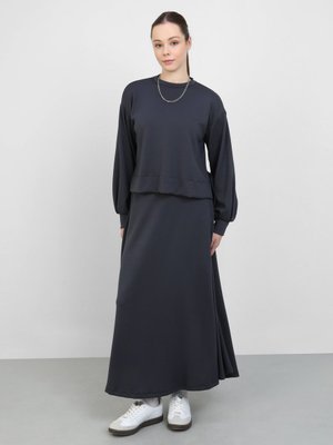 Antrasit Yumuşak Dokulu Rahat Etekli Takım