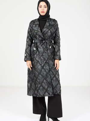 Siyah Kuşaklı Kendinden Desenli Kap Ceket