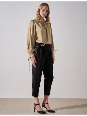 Jakarlı Aksesuar Detaylı Havuç Pantolon Siyah