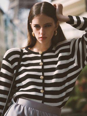 Gold Düğmeli Çizgili Kısa Hırka