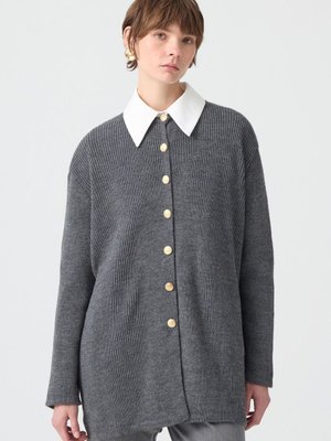 Gold Düğmeli Uzun Hırka