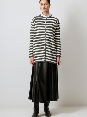 Gold Düğmeli Çizgili Uzun Hırka