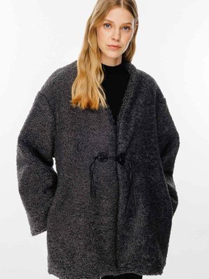 Aksesuar Detaylı Antrasit Peluş Kaban