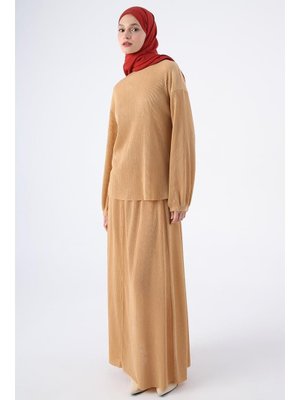 Bej Pliseli Yırtmaç Detaylı Bluzlu Etekli Takım