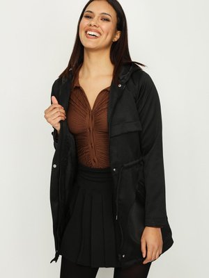 Siyah Kapüşonlu Parlak Kumaş Parka