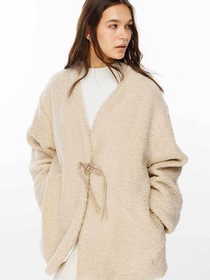 Aksesuar Detaylı Bej Peluş Kaban