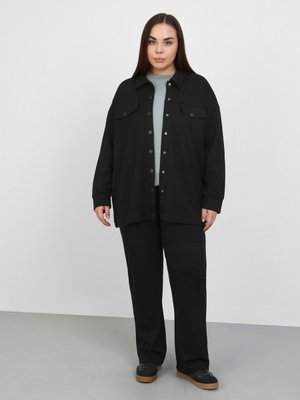 Siyah Yumuşak Dokulu Cep Detaylı Çıtçıtlı Büyük Beden Takım