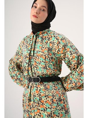 Yakası Fularlı Emprime Desen Işıltılı Elbise Sarı Yeşil Yakası Fularlı Emprime Desen Işıltılı Elbise Sarı Yeşil