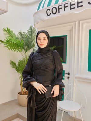 Önü Büzgülü Işıltılı Kumaş Abiye Elbise Siyah Önü Büzgülü Işıltılı Kumaş Abiye Elbise Siyah