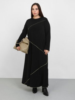 Siyah Büyük Beden Nakış Detaylı Elbise Siyah Büyük Beden Nakış Detaylı Elbise