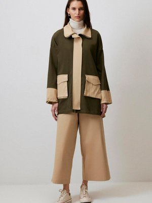 Yanı Büzgü Detaylı Kontrast Ceket