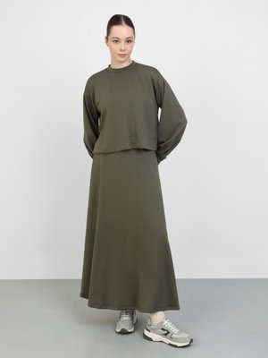 Koyu Vizon Yumuşak Dokulu Rahat Etekli Takım