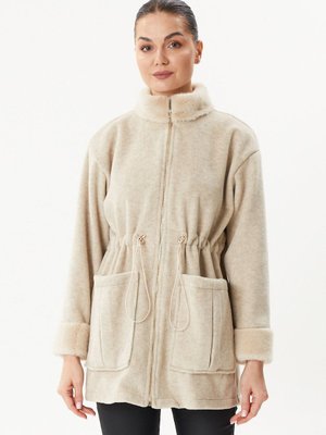 Ayarlanabilir Bel Lastikli Kürk Detaylı Kaşe Kap