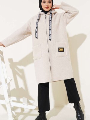 Kapüşonlu Arma Detaylı Buklet Ceket
