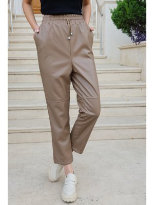 Karamel Dizi Dikiş Detaylı Deri Pantolon