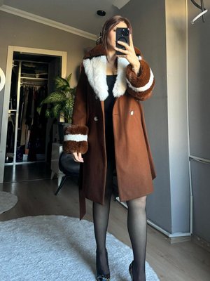 Yakası Ve Kolu Çift Renkli Kürklü Kaban Kahverengi Yakası Ve Kolu Çift Renkli Kürklü Kaban Kahverengi