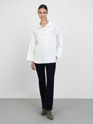 Düğme Detaylı Polo Yaka Tunik Beyaz Düğme Detaylı Polo Yaka Tunik Beyaz