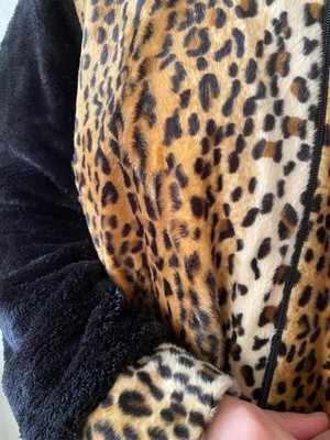 Önü Leopar Tay Tüyü, Arkası Ve Kolları Siyah Peluş, Astarlı Fermuarlı Ceket