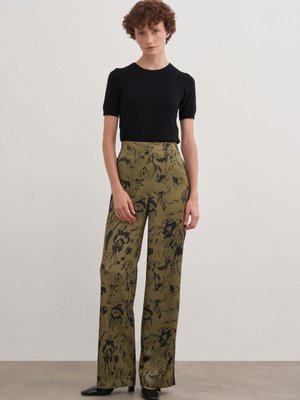 Desenli Kemerli Pantolon