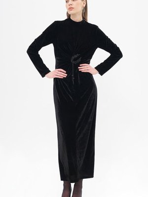 Siyah Aksesuar Detaylı Kadife Abiye Elbise