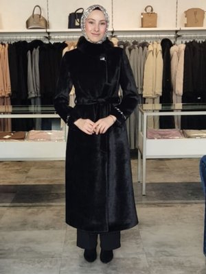 Kürk Yaka Kuşaklı Uzun Siyah Kaban