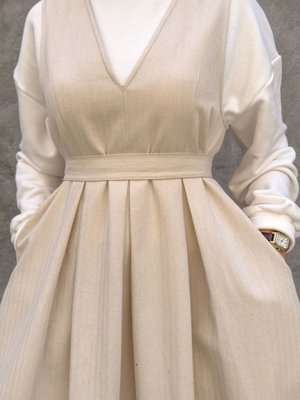 Ekru Bej Vintage Modest Kışlık V Yaka Rerto Uzun Jile Elbise