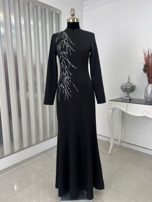 Bahar Önü Aplikli Hakim Yaka Balık Form Abiye Elbise Siyah Bahar Önü Aplikli Hakim Yaka Balık Form Abiye Elbise Siyah