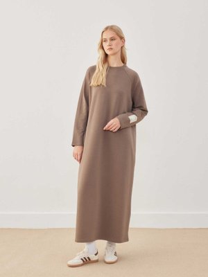 Kolu Etiket Detaylı Rahat Elbise Toprak Tonu