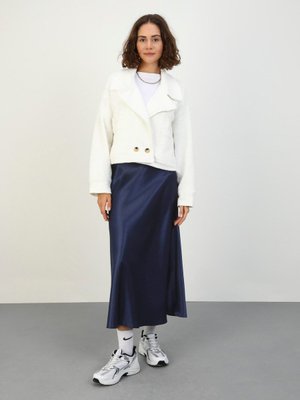 Düğme Detaylı Selanik Kumaş Kısa Ceket Beyaz Düğme Detaylı Selanik Kumaş Kısa Ceket Beyaz