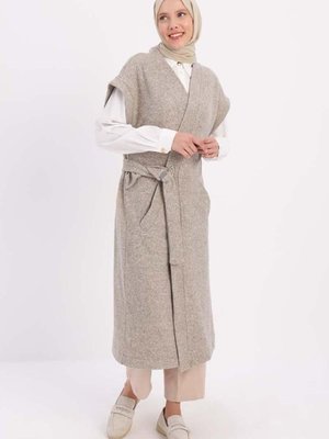 Bej Kemerli Metal Tokalı Cepli Uzun Yelek