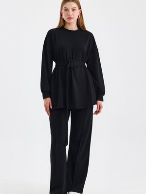 Siyah Kemerli Basic Sweat Pantolonlu Takım Siyah Kemerli Basic Sweat Pantolonlu Takım