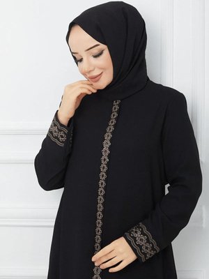Siyah Boydan Papatya İşlemeli Fermuarlı Büyük Beden Anne Ferace Siyah Boydan Papatya İşlemeli Fermuarlı Büyük Beden Anne Ferace