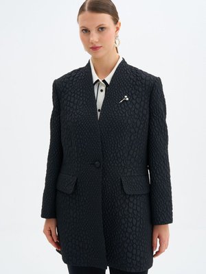 Broş Detaylı Ceket