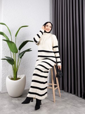 Taş Çizgili Ve Fermuarlı Dik Yaka Triko Elbise Taş Çizgili Ve Fermuarlı Dik Yaka Triko Elbise