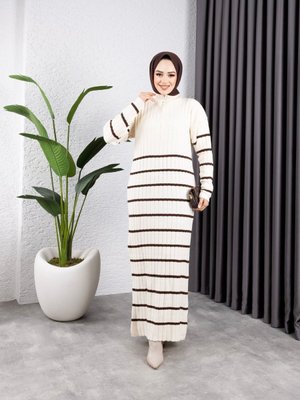 Kahverengi İnce Çizgili Dik Yaka Ve Fermuarlı Triko Elbise Kahverengi İnce Çizgili Dik Yaka Ve Fermuarlı Triko Elbise