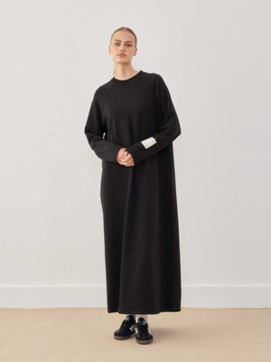 Kolu Etiket Detaylı Rahat Elbise Siyah