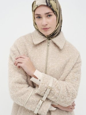 Deri Garnili Kol Bant Detaylı Kaban Bej Deri Garnili Kol Bant Detaylı Kaban Bej