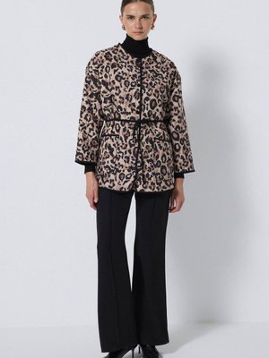Leopar Desenli Kapitone Ceket