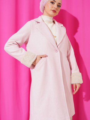 Kolları Tüylü Balık Sırtı Kaşe Kaban Pudra