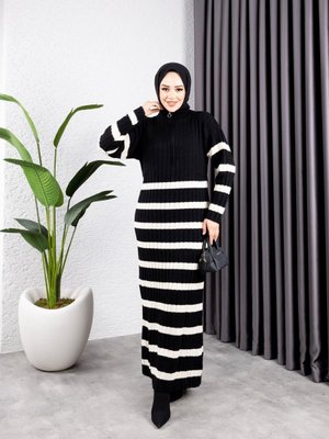 Siyah Çizgili Ve Fermuarlı Dik Yaka Triko Elbise Siyah Çizgili Ve Fermuarlı Dik Yaka Triko Elbise