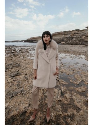 Bej Tk Çıkabilir Kürklü İşleme Ve İnci Detaylı Peluş Kaban