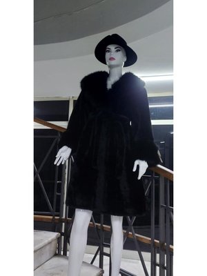 Siyah Yaka Ve Kollar Kürklü İçi Nubuk Kemerli Kürk Kaban