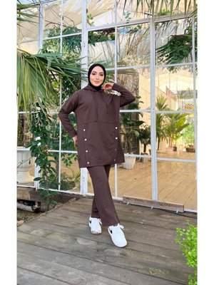 Kapüşonlu Çıtçıt Detaylı Kısa Sweat Pantolon İkili Eşofman Takımı Kahverengi Kapüşonlu Çıtçıt Detaylı Kısa Sweat Pantolon İkili Eşofman Takımı Kahverengi