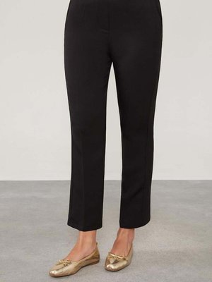 Siyah Beli Lastikli Cep Detaylı Pantolon