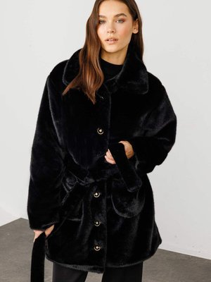 Rosa Kürk Siyah Kaban