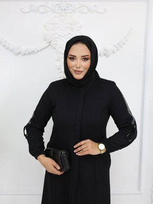 Siyah Taş Apoletli Fermuarlı Büyük Beden Azra Kışlık Ferace Siyah Taş Apoletli Fermuarlı Büyük Beden Azra Kışlık Ferace