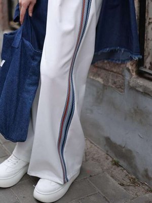 Kırmızı Mavi Şeritli Beyaz Pantolon Beyaz Kırmızı Mavi Şeritli Beyaz Pantolon Beyaz